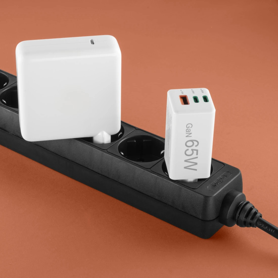 Hama 65W Mini-Schnellladegerät 2x USB-C PD 1x USB-A QC Weiß