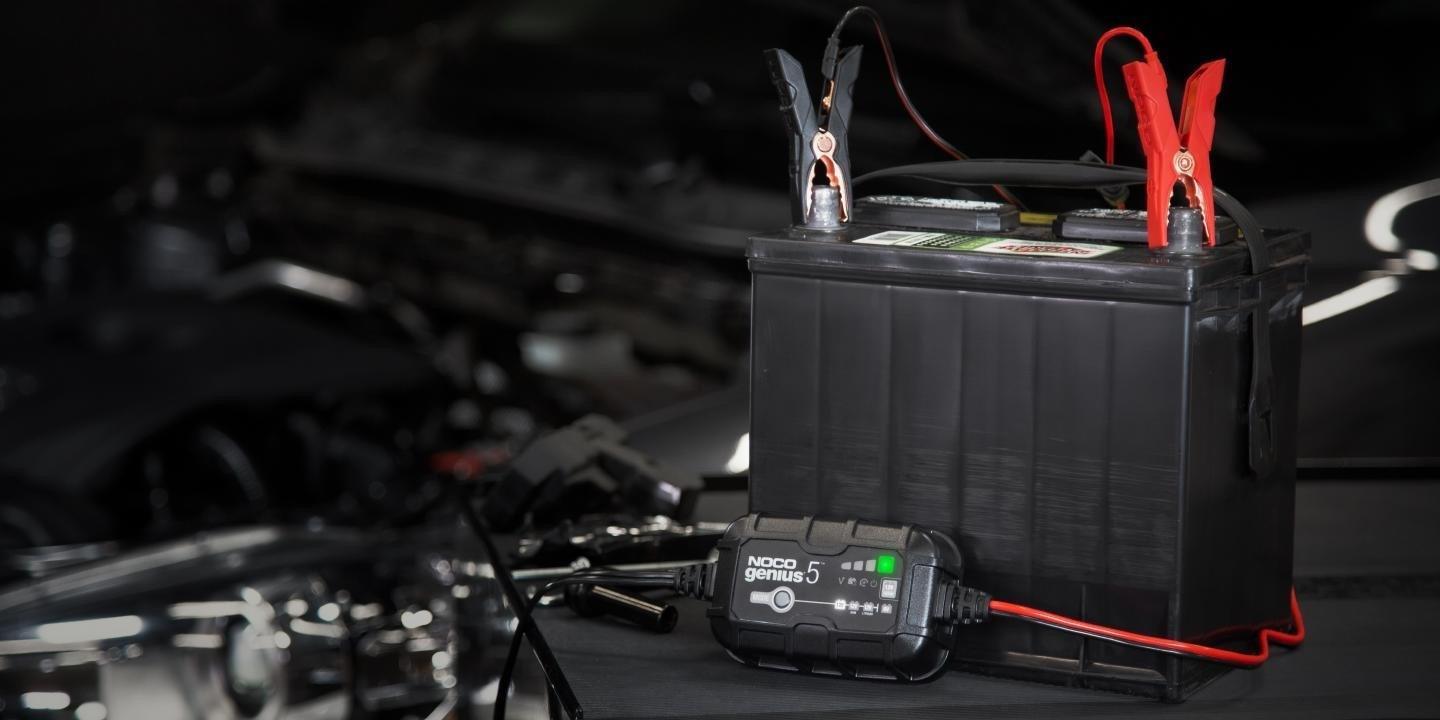 NOCO GENIUS5 5A Batterieladegerät für 6V/12V Batterien mit Wartungs- und  Entschwefelungsfunktion GENIUS5EU