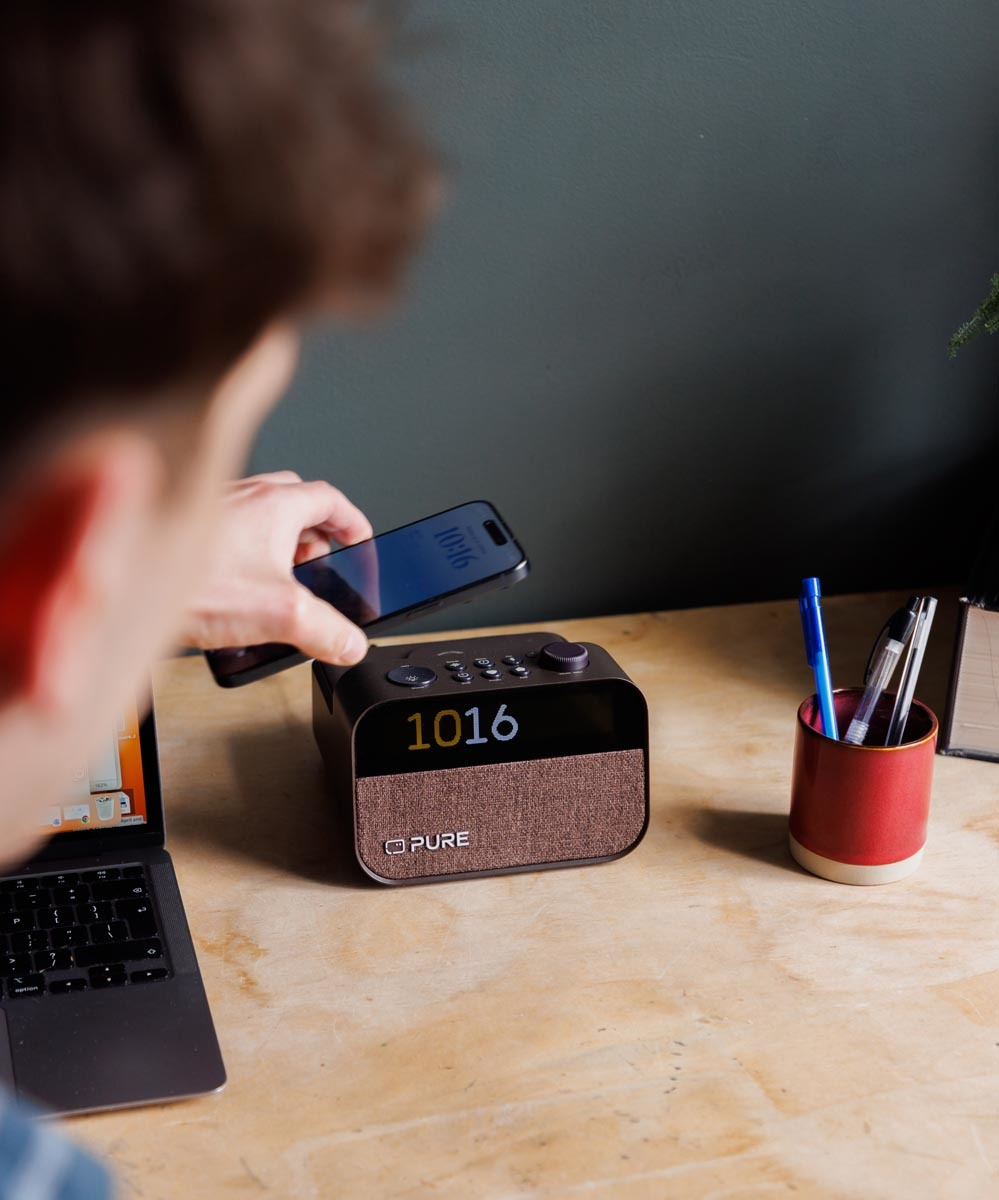 Pure Moment Charge Radiowecker mit Ambiente-Licht und kabellosem Laden Kaffeeschwarz