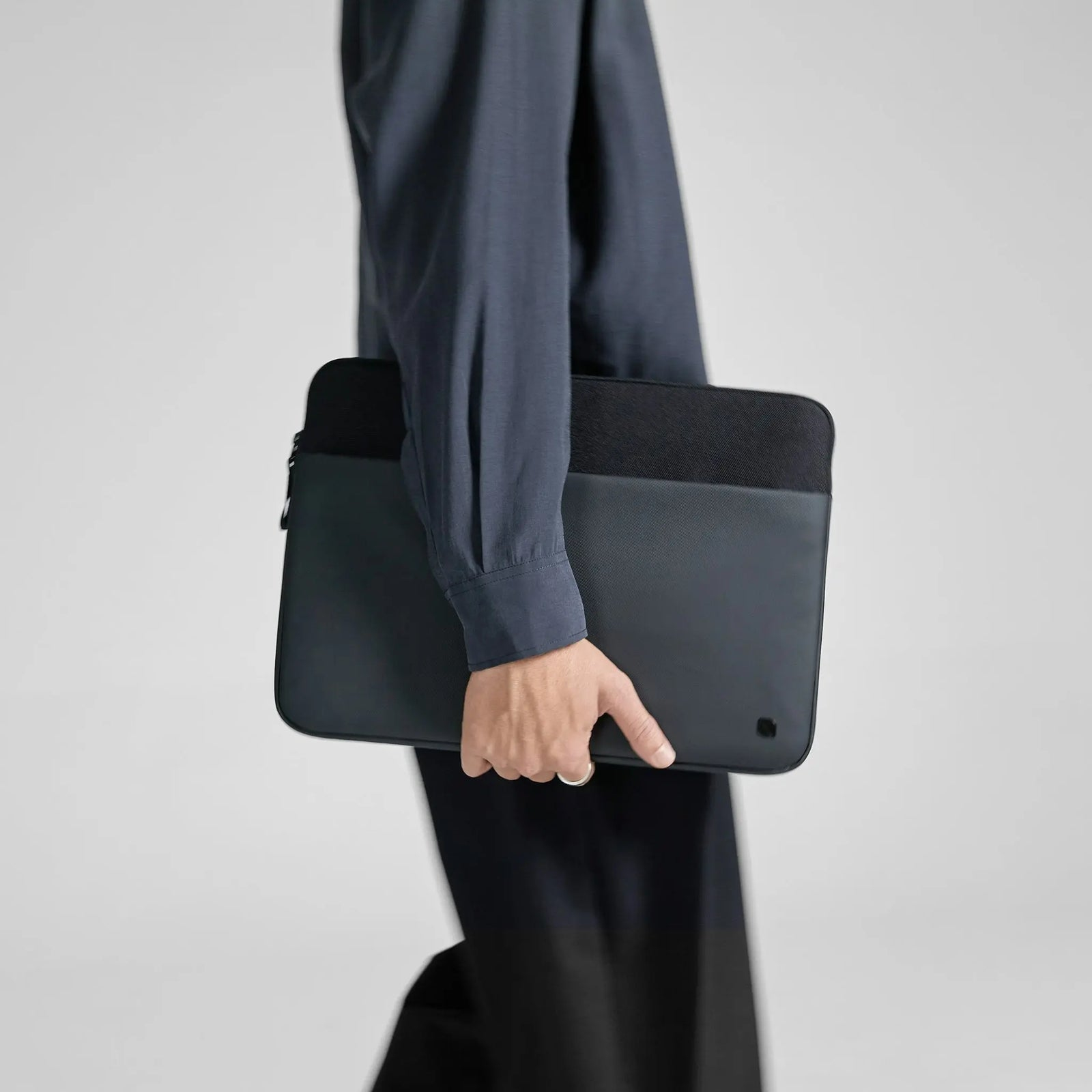 Incase A.R.C. Schutzhülle für 14" Laptop Schwarz