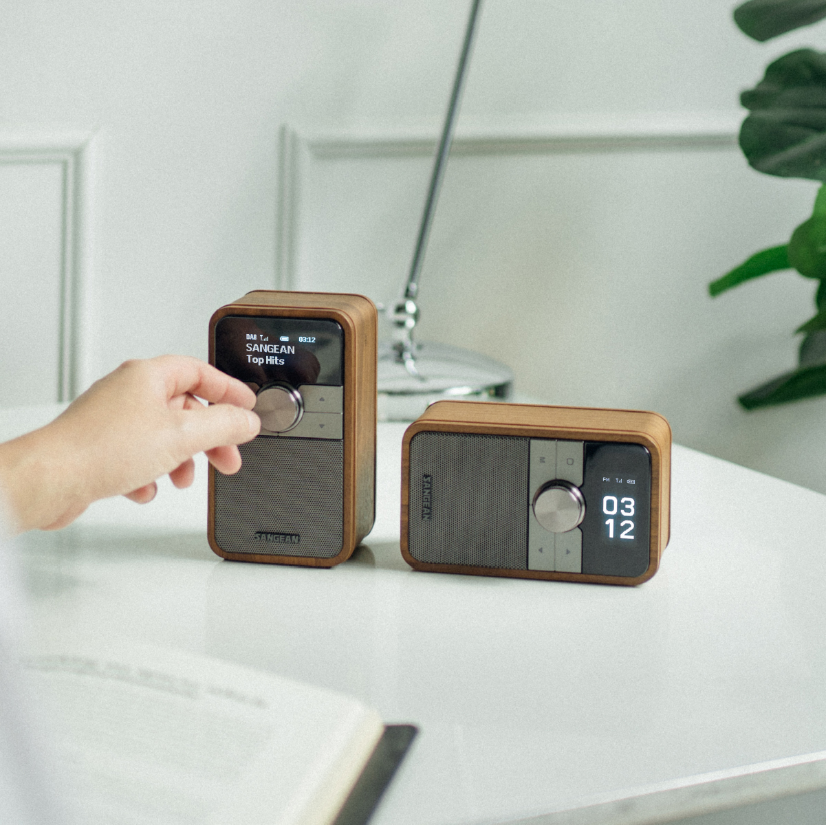 Sangean DDR-8 Tragbares DAB+/FM-Radio mit Bluetooth, OLED-Display und Echtholz-Nussbaum-Gehäuse, Walnuss