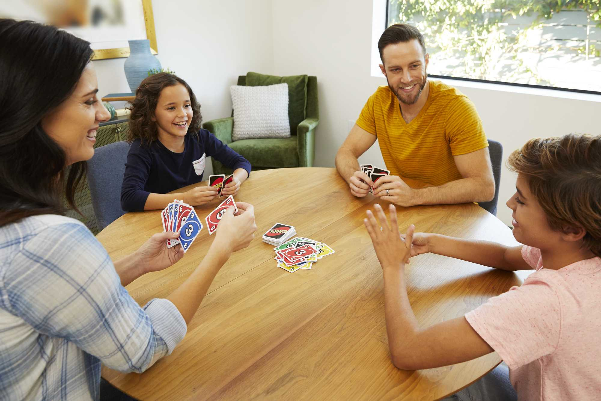 Mattel UNO Kartenspiel W2087 – Klassisches Abwurfspiel für 2–10 Spieler ab 7 Jahren