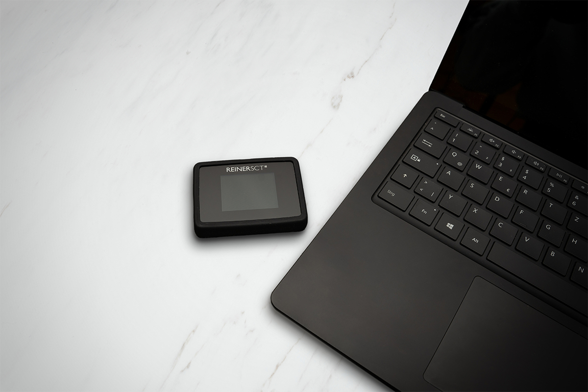 ReinerSCT Authenticator mini – Hardware-Token für 2FA mit TOTP und USB, Schwarz, Silber