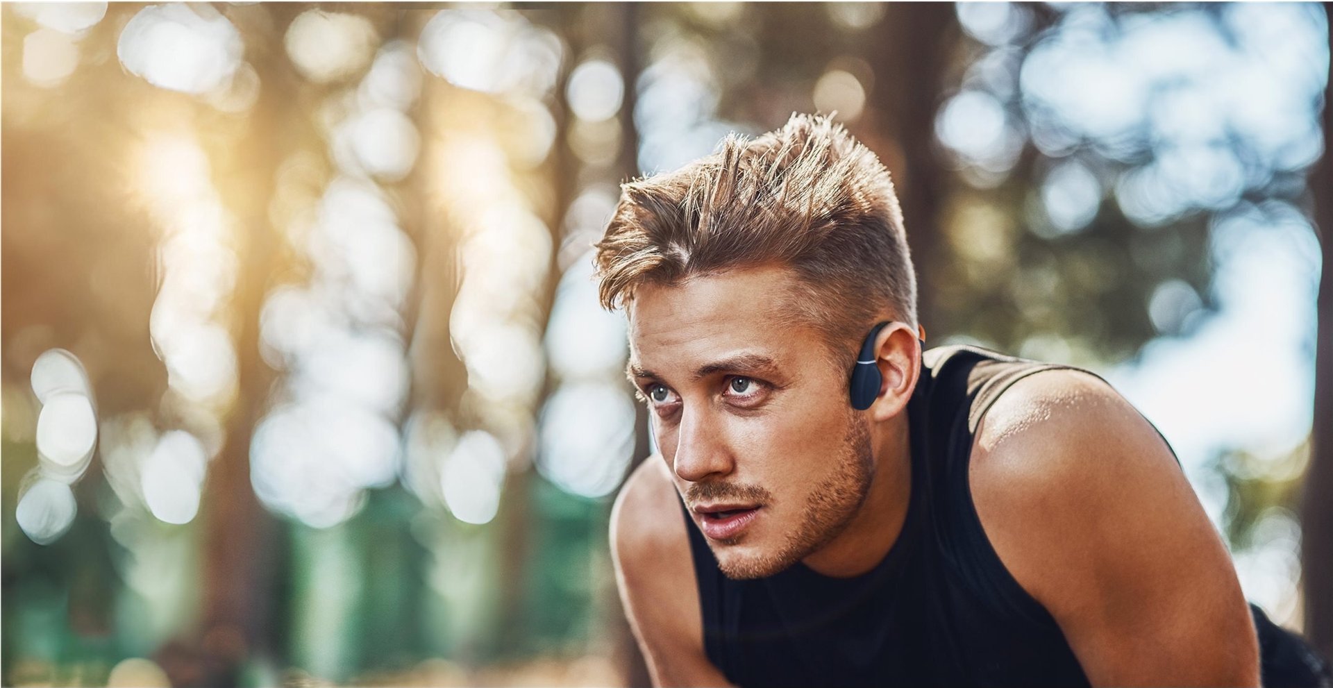 Creative Outlier Free Pro+ Knochenleitungs-Kopfhörer, Bluetooth 5.3, IPX8, 10 Stunden Akku, Mitternachtsblau, Feurig orange