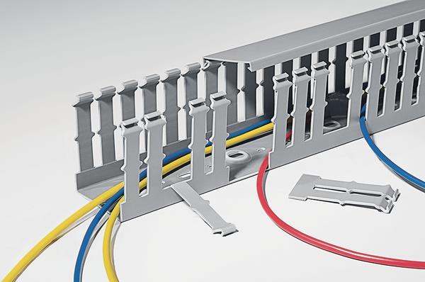 HellermannTyton Verdrahtungskanal HTWD-PW-25X80 Höhe 80mm, Breite 25mm, Schlitzabstand 12mm, Schlitzbreite 8mm, Ausführung der Seitenwand geschlitzt, Länge 2000mm, Kriechstromfest, Nutzbarer Querschnitt 1485mm², Befestigungsart Bodenlochung, Mit Oberteil (181-10198)