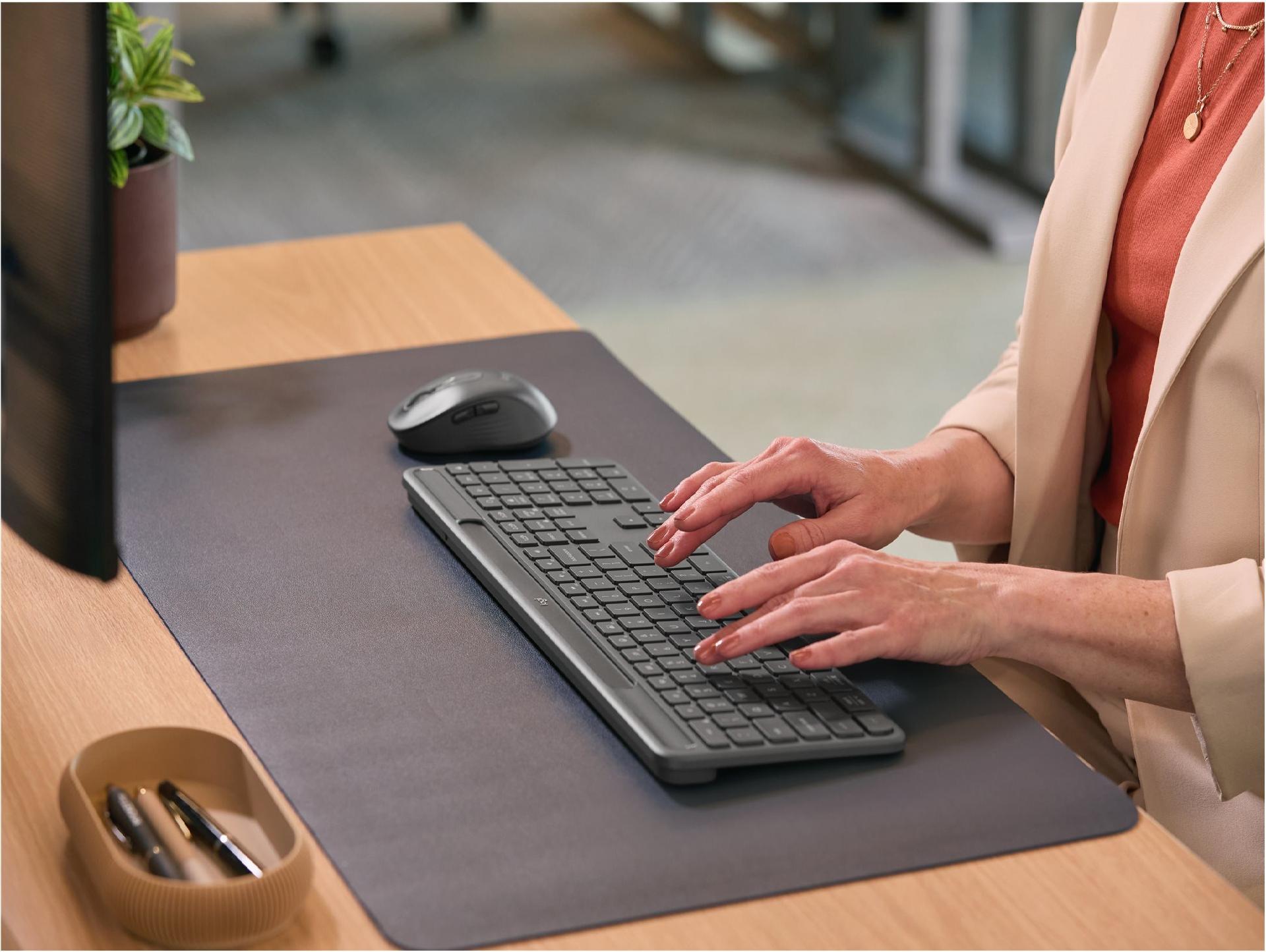 Logitech Signature Slim Solar+ K980 for Business Kabellose Tastatur QWERTZ Deutsch Graphite
