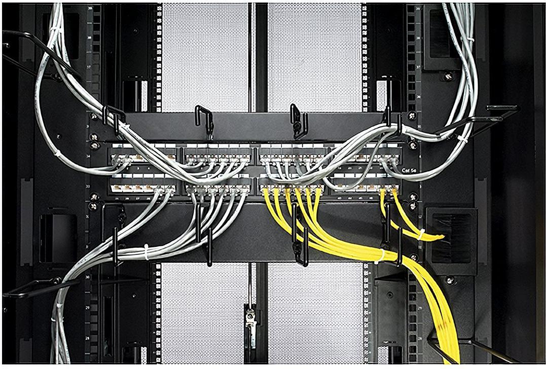 APC Kabelmanagementring 1U AR7707 Schwarz