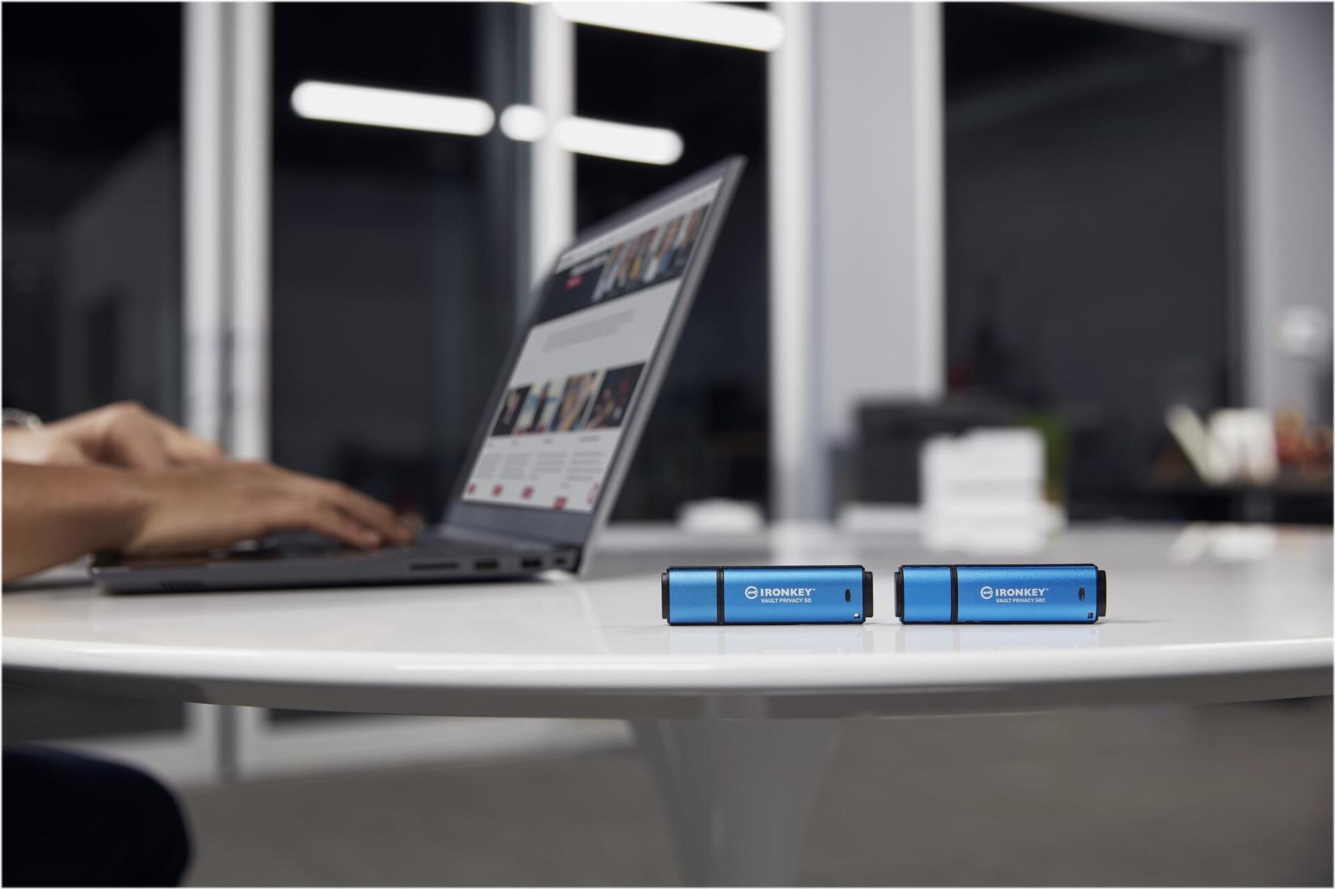 Kingston IronKey Vault Privacy 50C 16 GB USB-C 3.2 Gen 1 Schwarz, Blau