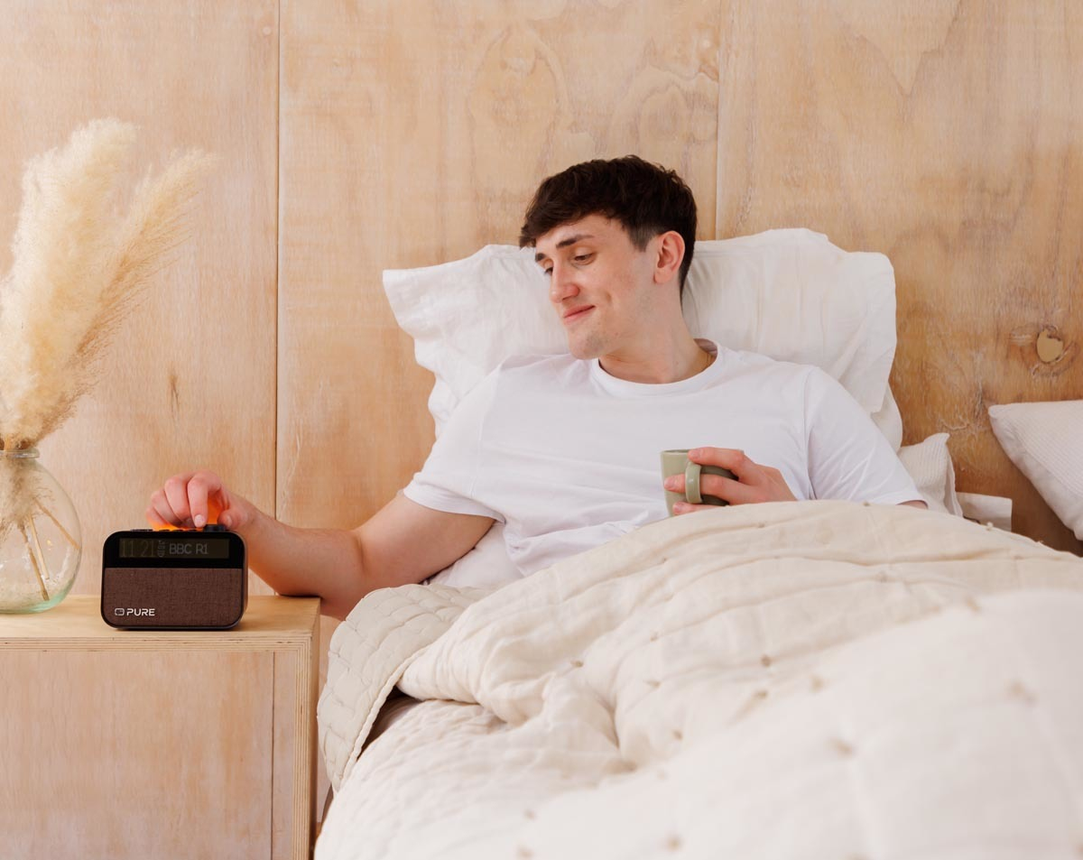 Pure Moment Radiowecker mit Ambiente-Licht Kaffeeschwarz