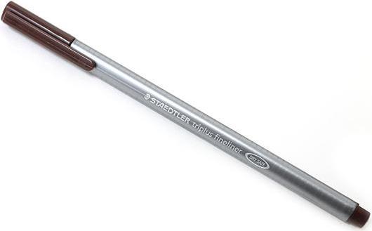 STAEDTLER Fineliner triplus, van-Dyke-braun, Strichstärke: 0,3 mm, dreieckig, metallgefasste Spitze, DRY SAFE, aus- (334-76)