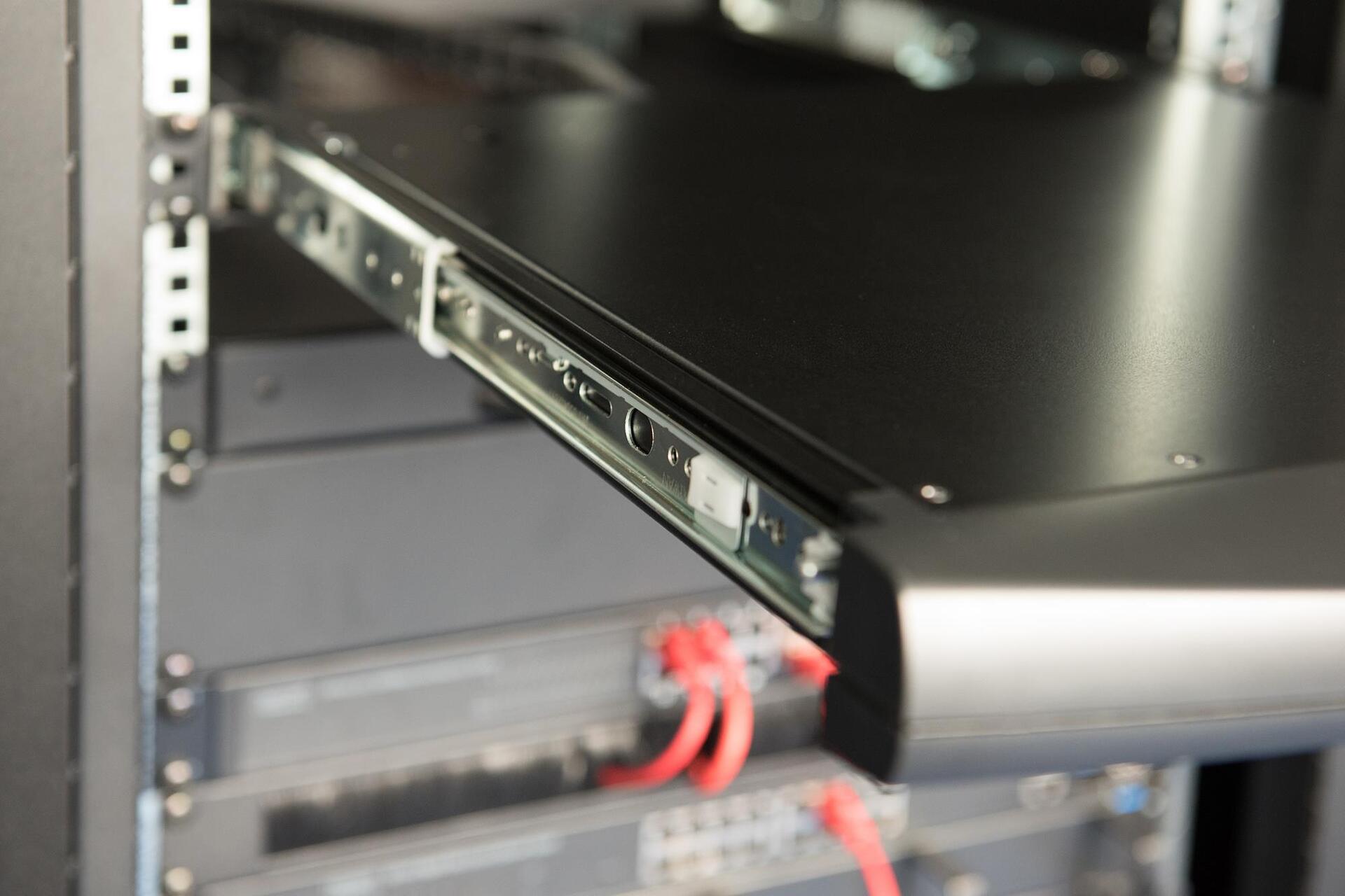 Digitus Professional KVM-Konsole DS-72211-3GE 19" 16-Port VGA Deutsche Tastatur Schwarz