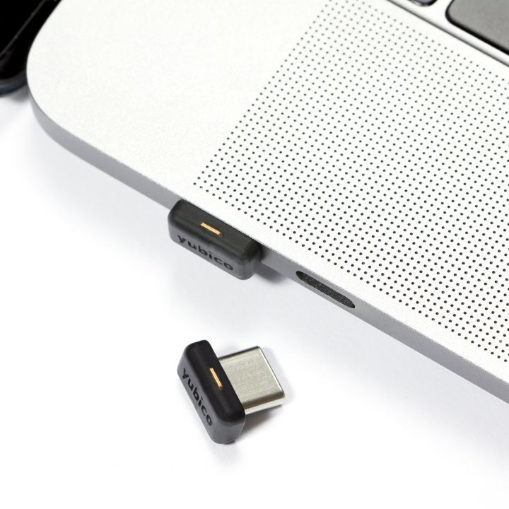 Yubico YubiKey 5C Nano FIPS USB-C Sicherheitsschlüssel Schwarz/Silber