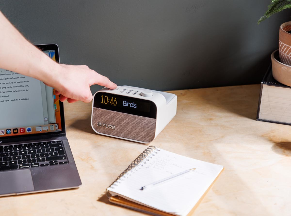 Pure Moment Charge Radiowecker DAB/DAB+/FM Kabelloses Laden Baumwollweiß