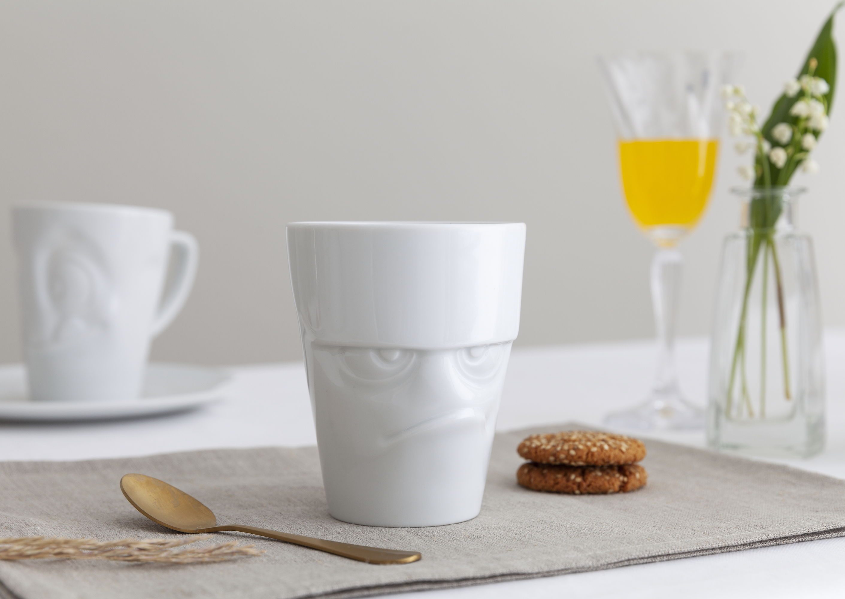 FIFTYEIGHT PRODUCTS Henkelbecher 350 ml Porzellan Grummelig weiß