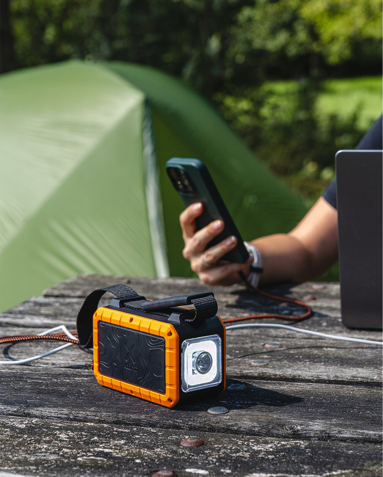 Xtorm Rugged XR204 Powerbank mit Taschenlampe 40.000 mAh 100W Schwarz, Orange