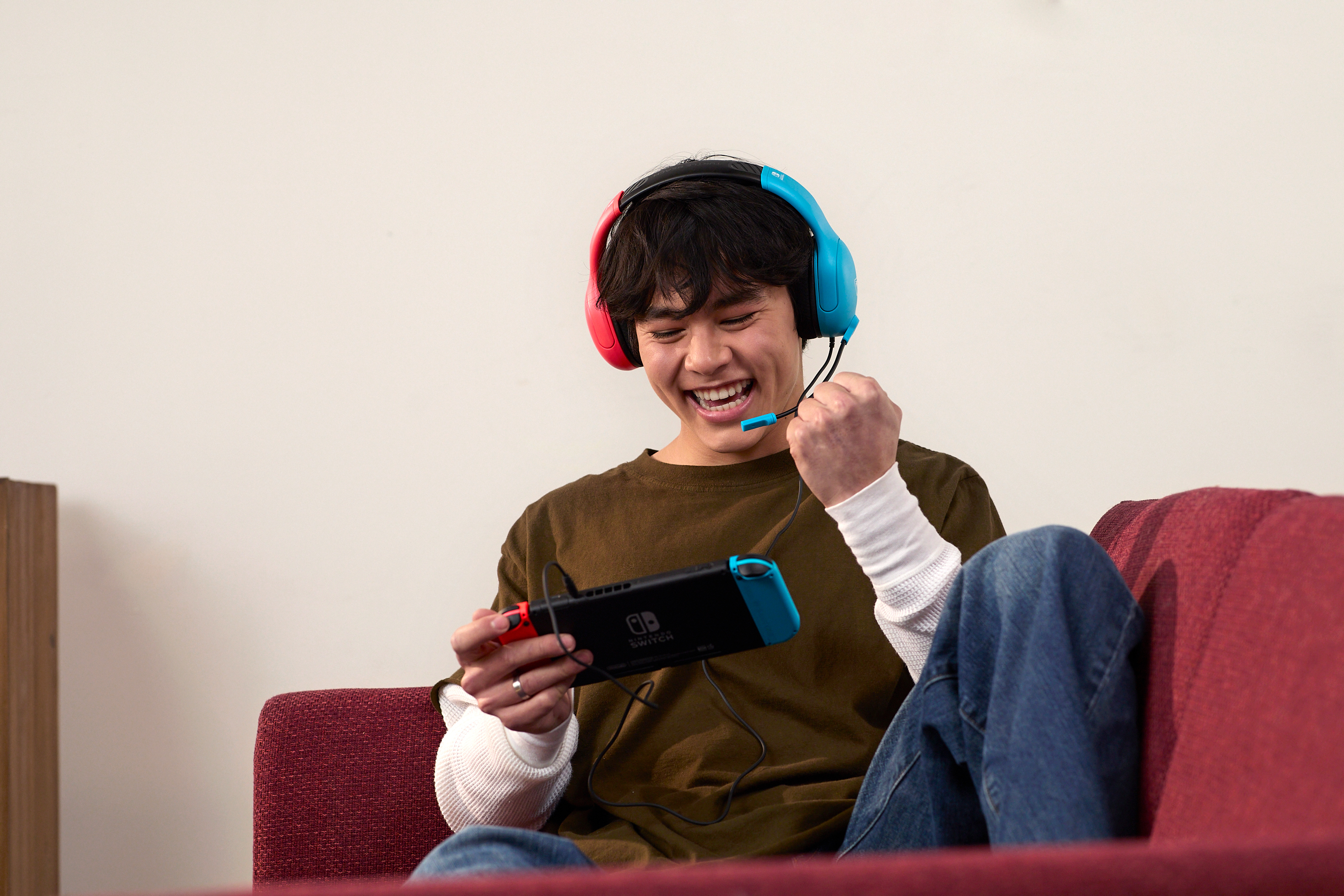 Turtle Beach Airlite Fit Kabelgebundener Gaming-Kopfhörer mit Boom-Mikrofon Schwarz, Blau, Rot