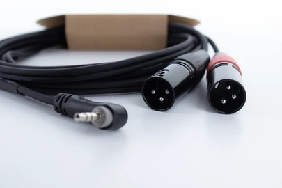 Cordial EY 3 WRMM Y-Adapterkabel 3,5 mm Klinke auf 2x XLR 3-polig 3 m Schwarz