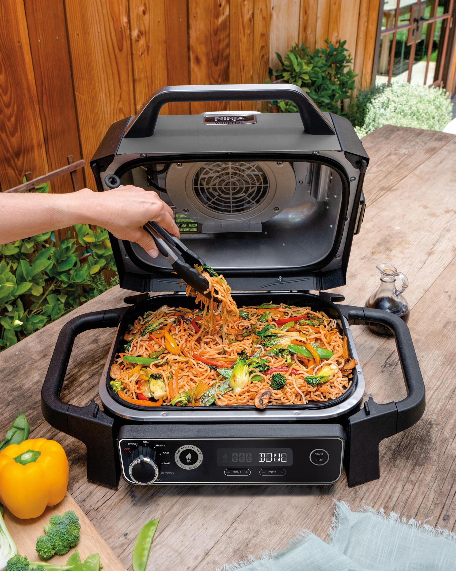 Ninja Woodfire OG701EU Barbeque-Grill/Smoker 2400 W bis 260 °C Schwarz/Grau