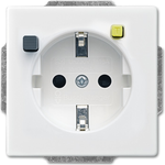 Busch-Jaeger 3120 EUCB-84. Buchsen-Typ: CEE 7/3, Anzahl der Pole: 2P+E, Temperaturbereich in Betrieb: -25 - 40 °C. Produktfarbe: Weiß, Internationale Schutzart (IP-Code): IP20. Ausgangsspannung: 230 V, Ausgangsstrom: 16 A (3116-0-0662)