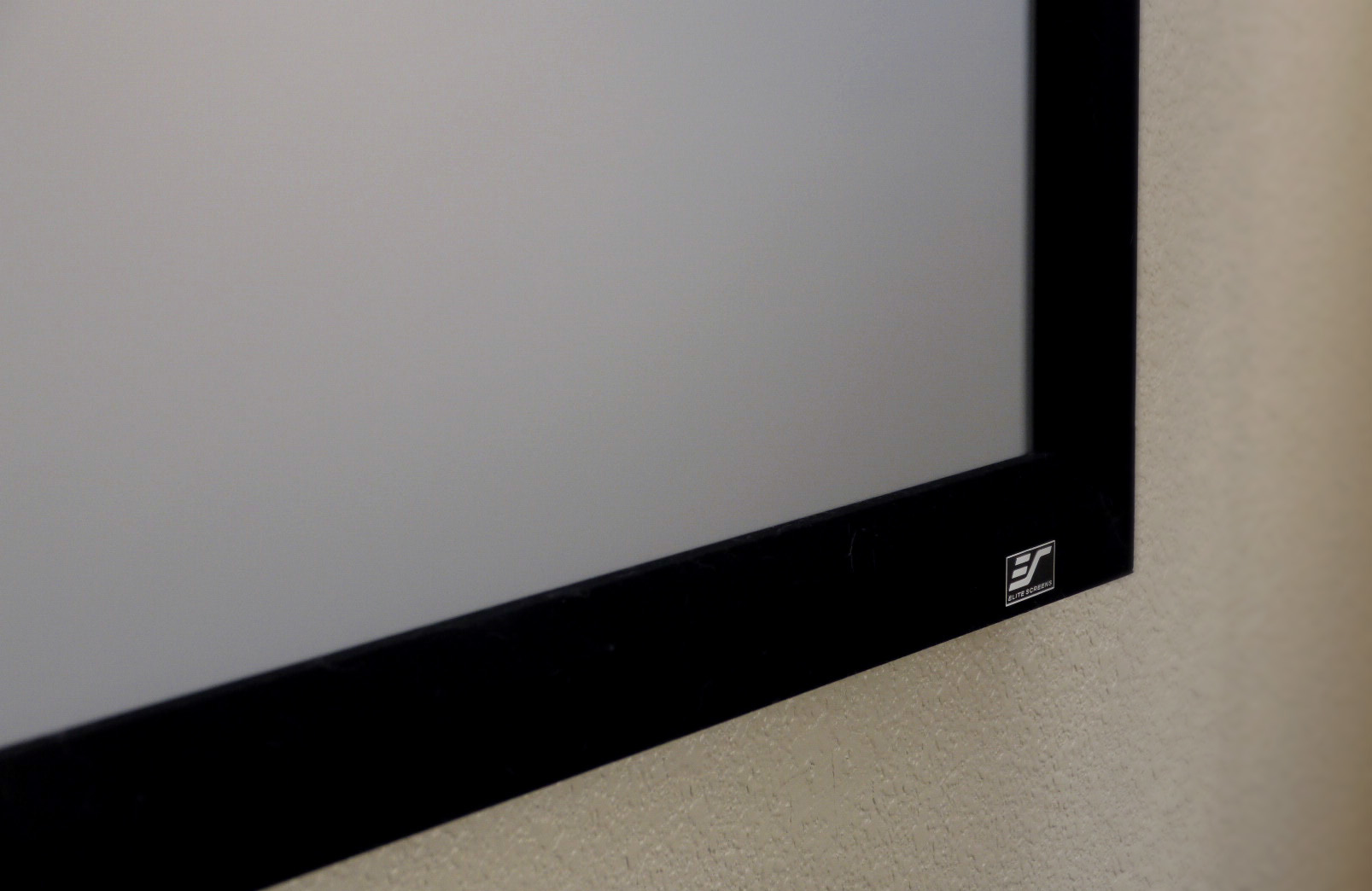 Elite Screens ezFrame R84WH1 84" Rahmenleinwand Weiß