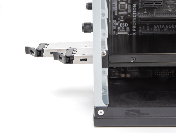Delock 47042 PCIe 4.0 x16 Karte Wechselrahmen für 2 x M.2 NVMe SSD Bifurcation Silber