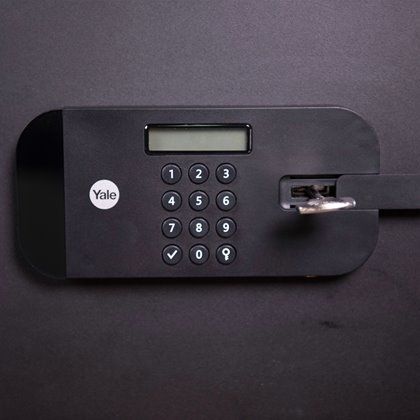 Yale YSFB/250/EB1 Tragbarer Tresor mit Zahlenschloss, Fingerabdruckschloss und Schlüsselschloss 20,5 l Schwarz