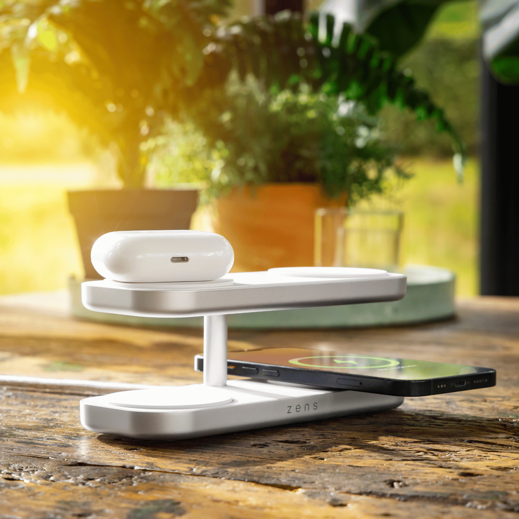 Zens Aluminium Series Quattro Wireless Charger Pro 4 4x 15W Qi2 mit 65W Netzteil Weiß