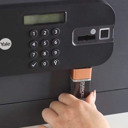 Yale YSFB/250/EB1 Tragbarer Tresor mit Zahlenschloss, Fingerabdruckschloss und Schlüsselschloss 20,5 l Schwarz