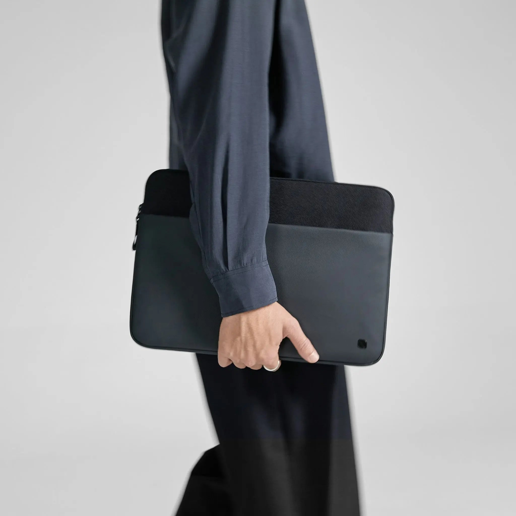 Incase A.R.C. Sleeve für 16" Laptop Schwarz