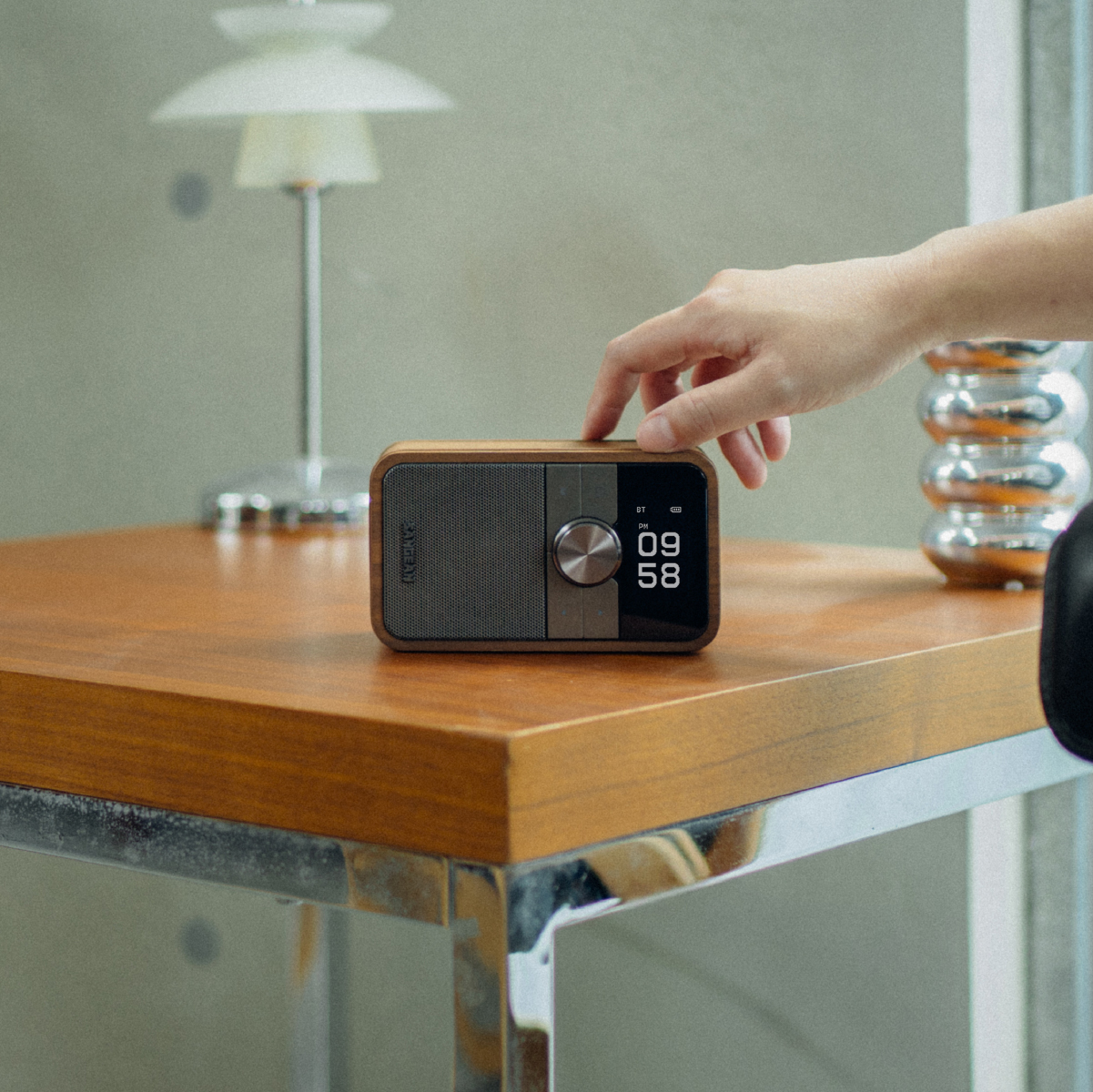 Sangean DDR-8 Tragbares DAB+/FM-Radio mit Bluetooth, OLED-Display und Echtholz-Nussbaum-Gehäuse, Walnuss