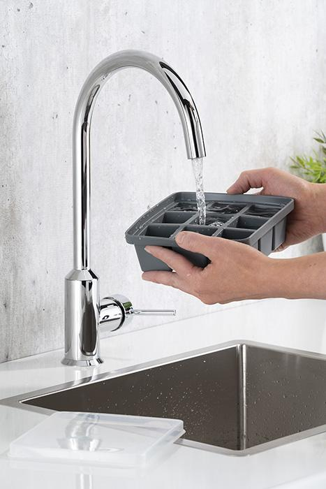 APS Eiswürfelbehälter mit Deckel 2er Set, Silikon spülmaschinengeeignet, 155x155x55 mm, transparent/grau