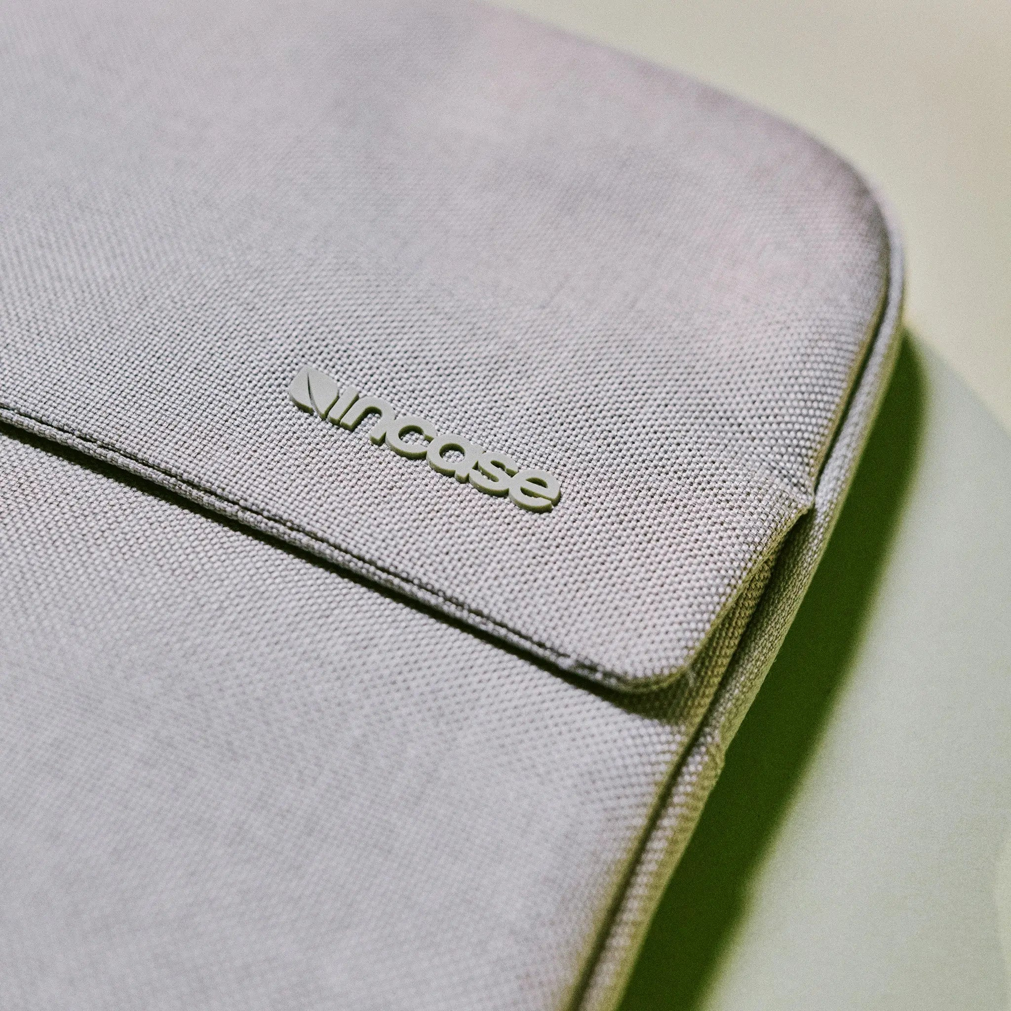 Incase Crosstown Notebook-Hülle für 16" Woolenex Kalk