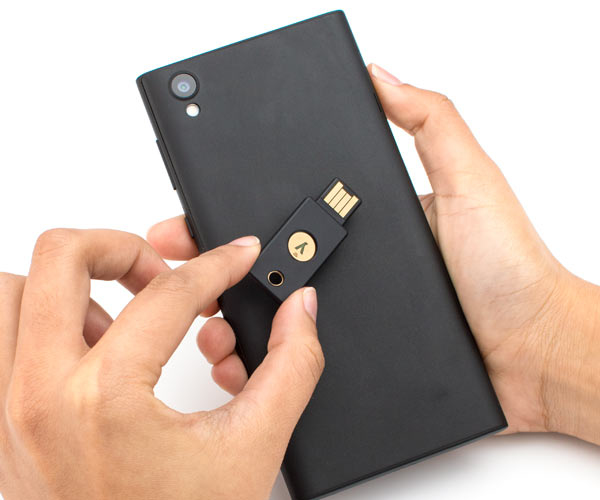 Yubico YubiKey 5 NFC FIPS USB-Sicherheitsschlüssel Schwarz