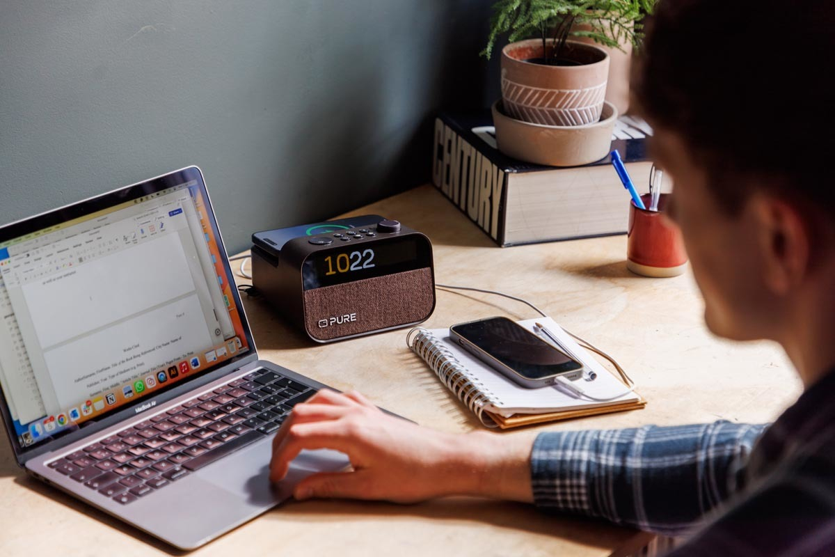 Pure Moment Charge Radiowecker mit Ambiente-Licht und kabellosem Laden Kaffeeschwarz