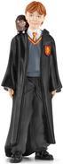 schleich Ron Weasley™ & Krätze - 42634. Empfohlenes Alter in Jahren (mind.): 6 Jahr(e), Produktfarbe: Mehrfarbig (42634)