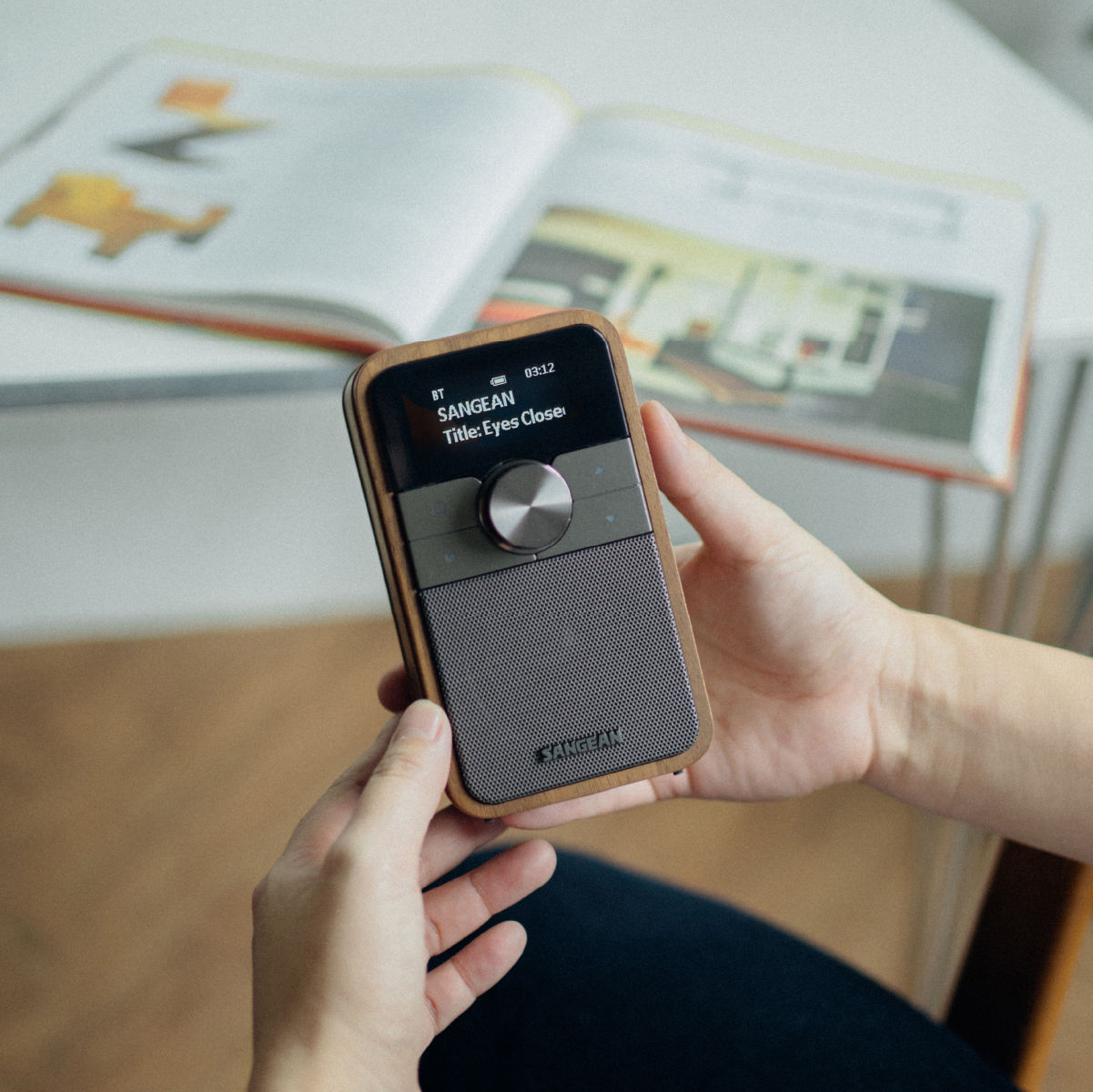 Sangean DDR-8 Tragbares DAB+/FM-Radio mit Bluetooth, OLED-Display und Echtholz-Nussbaum-Gehäuse, Walnuss
