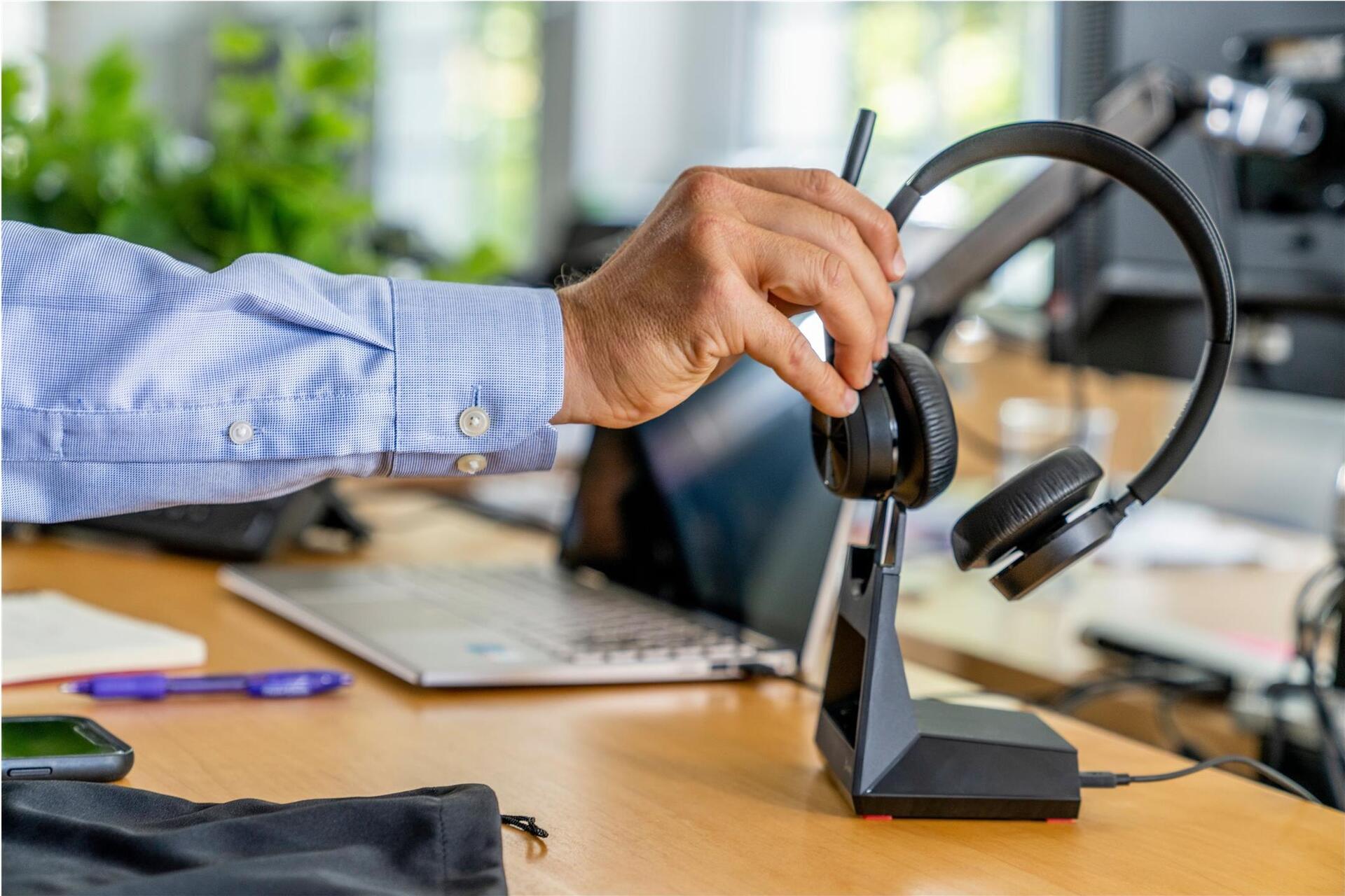 HP Poly Voyager 4320-M On-Ear Headset USB-C Schwarz