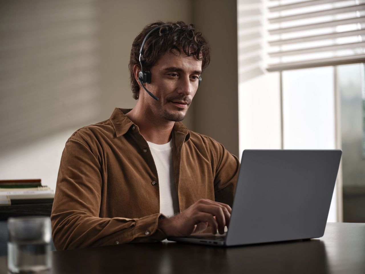 Shokz OpenMeet UC kabelloses Headset Offenes Ohr Bluetooth 5.4 USB-C Schwarz