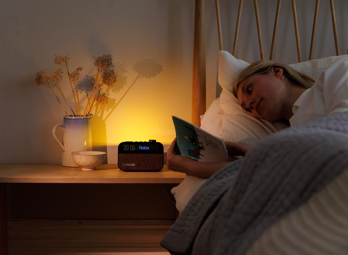 Pure Moment Radiowecker mit Ambiente-Licht Kaffeeschwarz