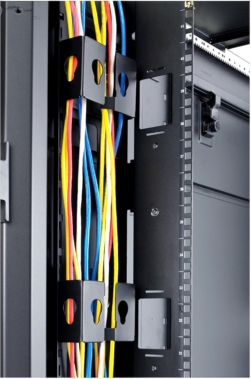 APC AR7710 PDU-Montagehalterungen mit Kabelführung für NetShelter SX/SV/VX Schwarz