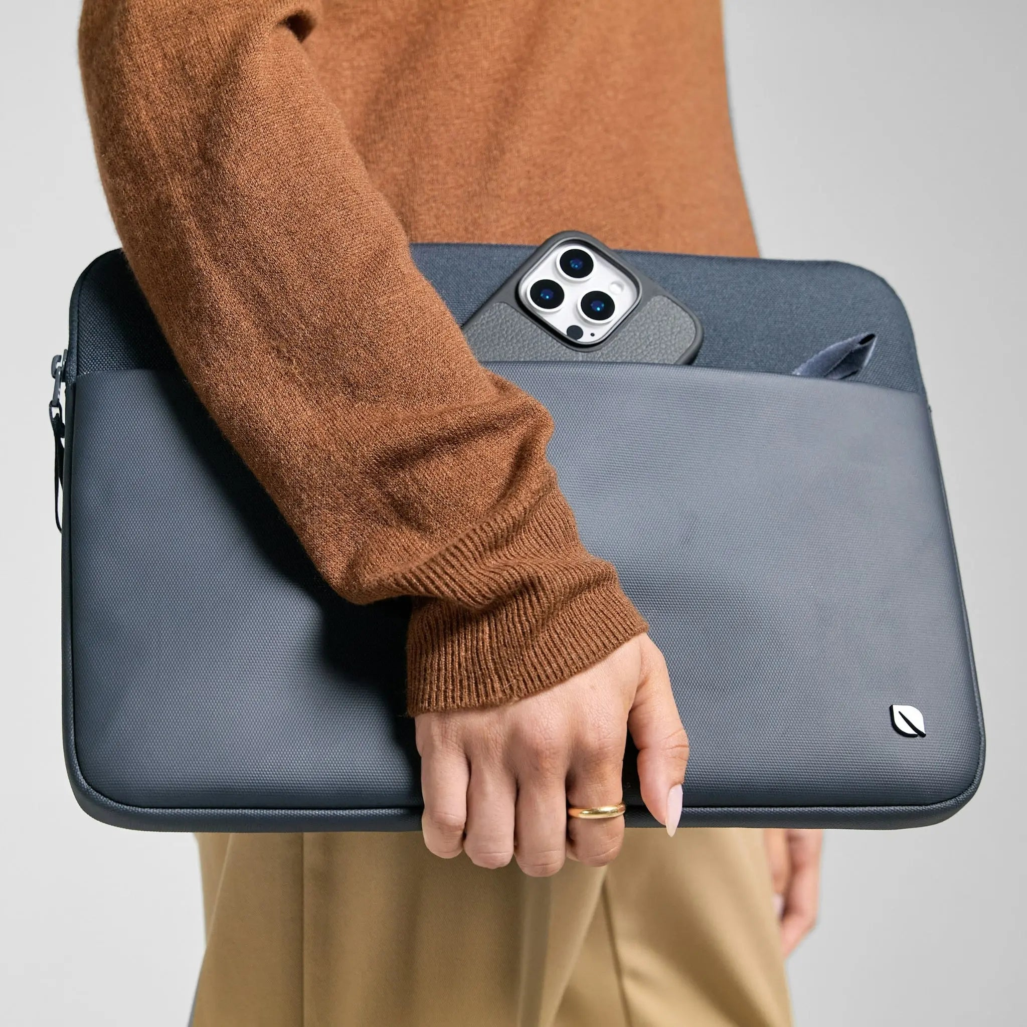 Incase A.R.C. Notebook-Hülle 16" Marineblau