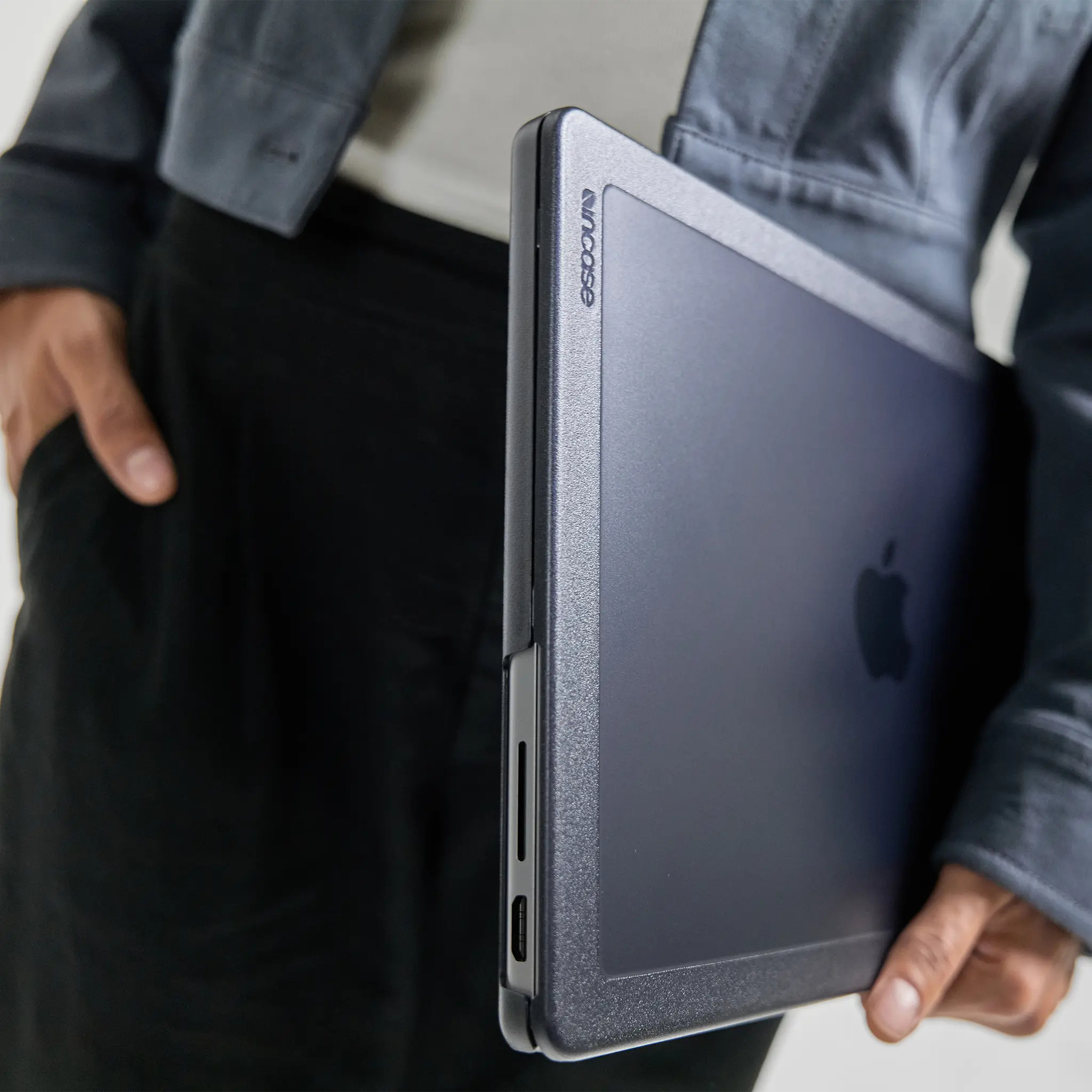 Incase Edge Hardshell Case MacBook Pro 16" Transparent