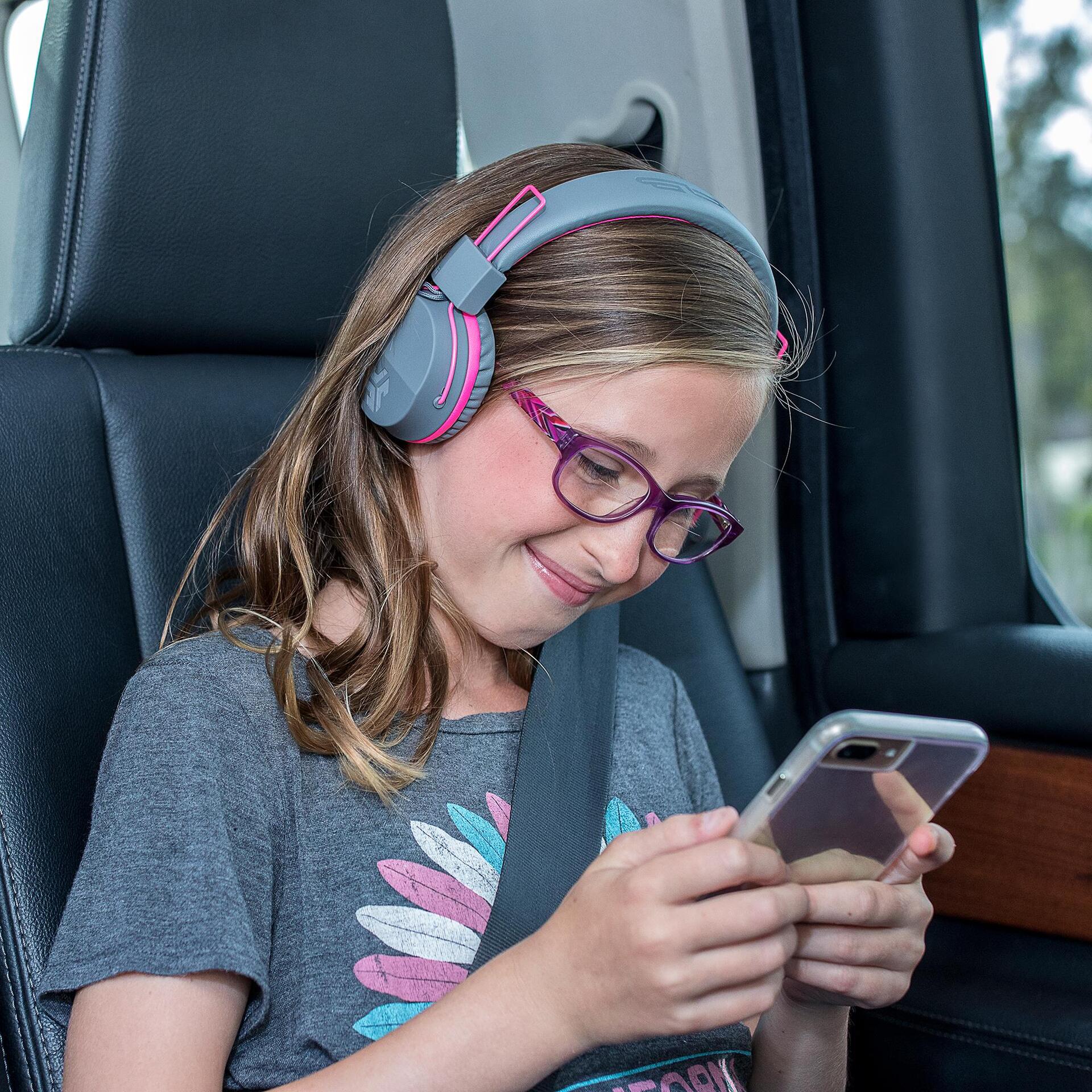 Jlab JBuddies Studio Kids Wireless Bluetooth-Kopfhörer Eingebautes Mikrofon, 13 Stunden Spielzeit, Faltbar für die einfache Aufbewahrung auf Reisen (IEUHBSTUDIORGRYBLU4)