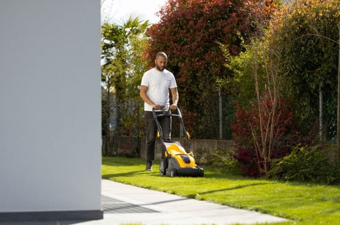 STIGA COMBI 340e Akku-Rasenmäher 48 V 4 Ah 860 W Schwarz, Gelb