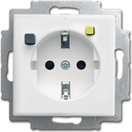 Busch-Jaeger 3116-0-0663. Buchsen-Typ: CEE 7/3, Temperaturbereich in Betrieb: -25 - 40 °C. Produktfarbe: Silber, Weiß. Ausgangsspannung: 250 V, Ausgangsstrom: 16 A (3116-0-0663)