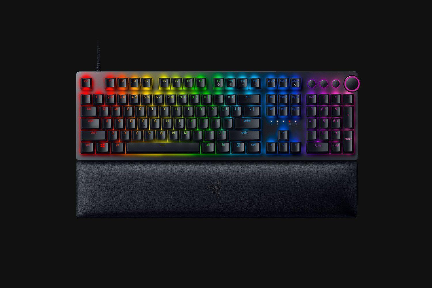 Razer Huntsman V2. Tastatur Formfaktor: Volle Größe (100%). Tastatur-Stil: Gerade. Geräteschnittstelle: USB, Tastaturaufbau: QWERTY. Typ der Hintergrundbeleuchtung: RGB-LED, Handgelenkauflage. Empfohlene Nutzung: Gaming. Produktfarbe: Schwarz (RZ03-03930100-R3M1)