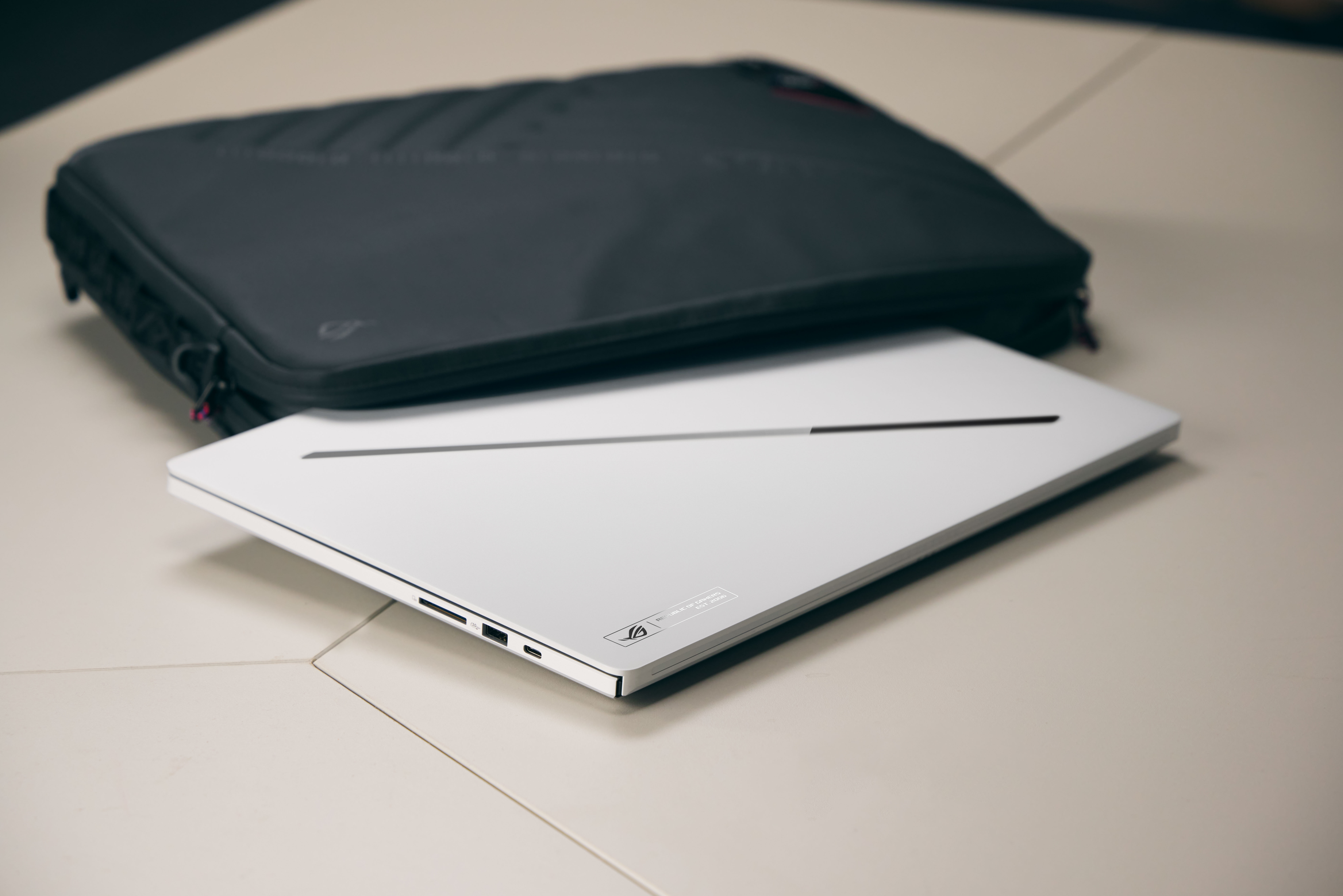 ASUS ROG Zephyrus G16 GU606AP-TB039W 16" Intel Core Ultra 9 386H 32 GB RAM 1 TB SSD NVIDIA GeForce RTX 5070 WQXGA 240 Hz Platinum White