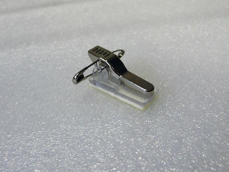 ARTDEV Selbstklebender Kartenhalter mit Alligator Clip und Anstecknadel (KARTEN-HALTER-SK)