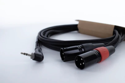 Cordial EY 3 WRMM Y-Adapterkabel 3,5 mm Klinke auf 2x XLR 3-polig 3 m Schwarz