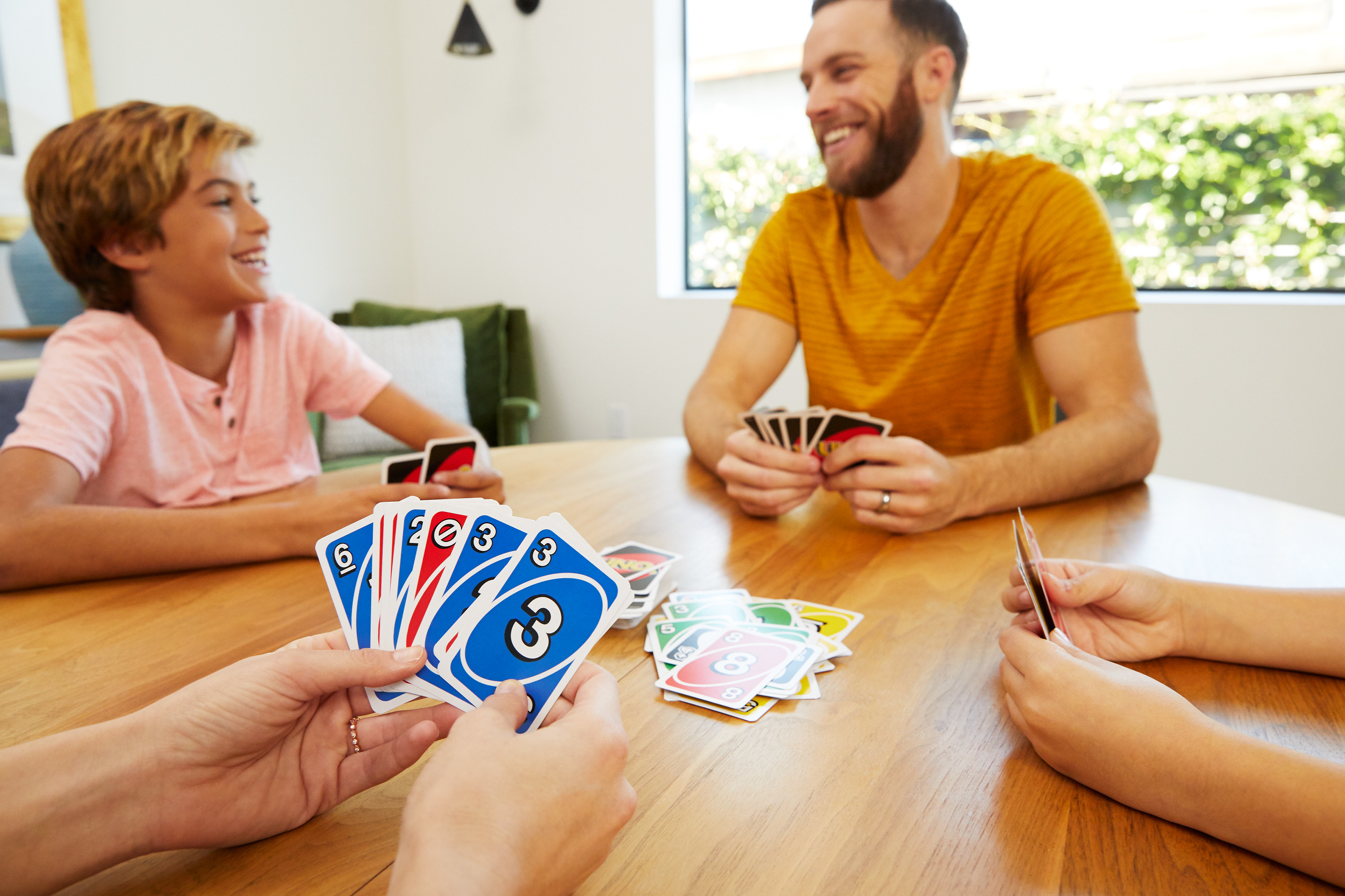 Mattel UNO Kartenspiel W2087 – Klassisches Abwurfspiel für 2–10 Spieler ab 7 Jahren